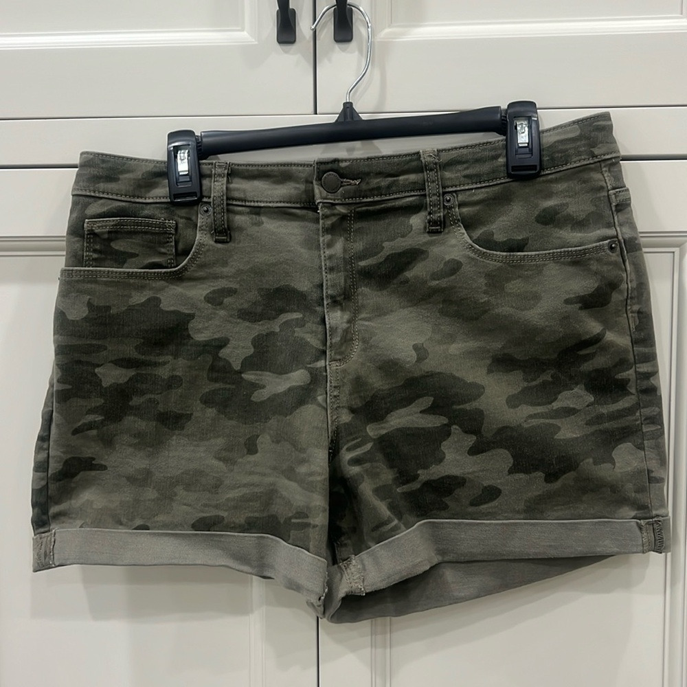 Universal Thread high rise midi camo shorts. Womens size 14